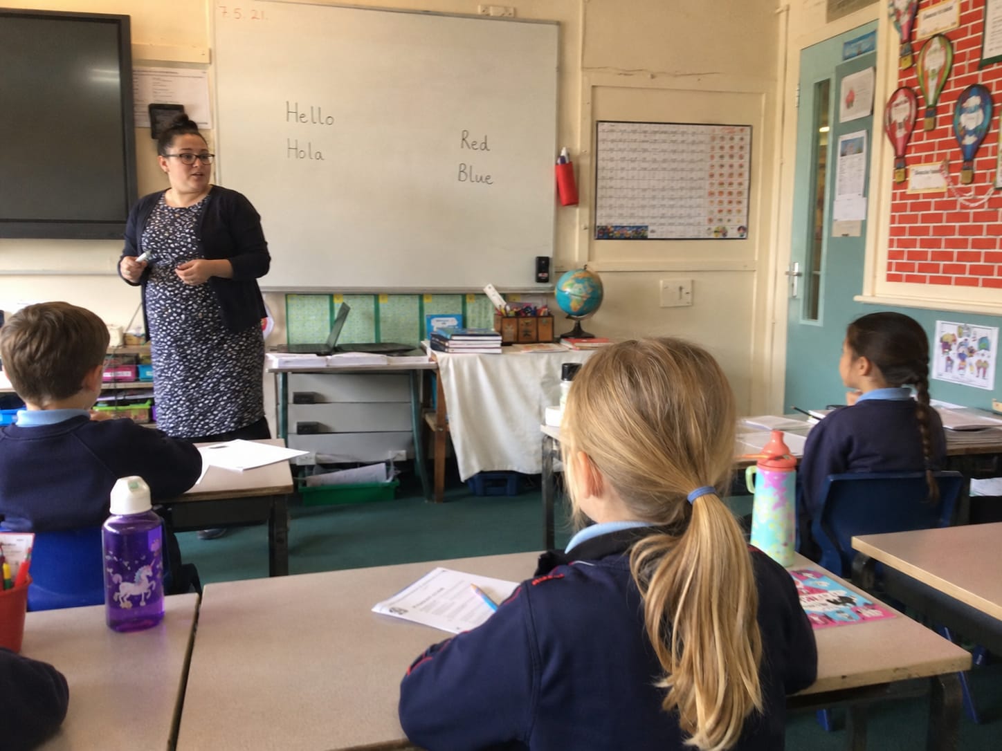 A teacher introducing simple foreign-language words to her class